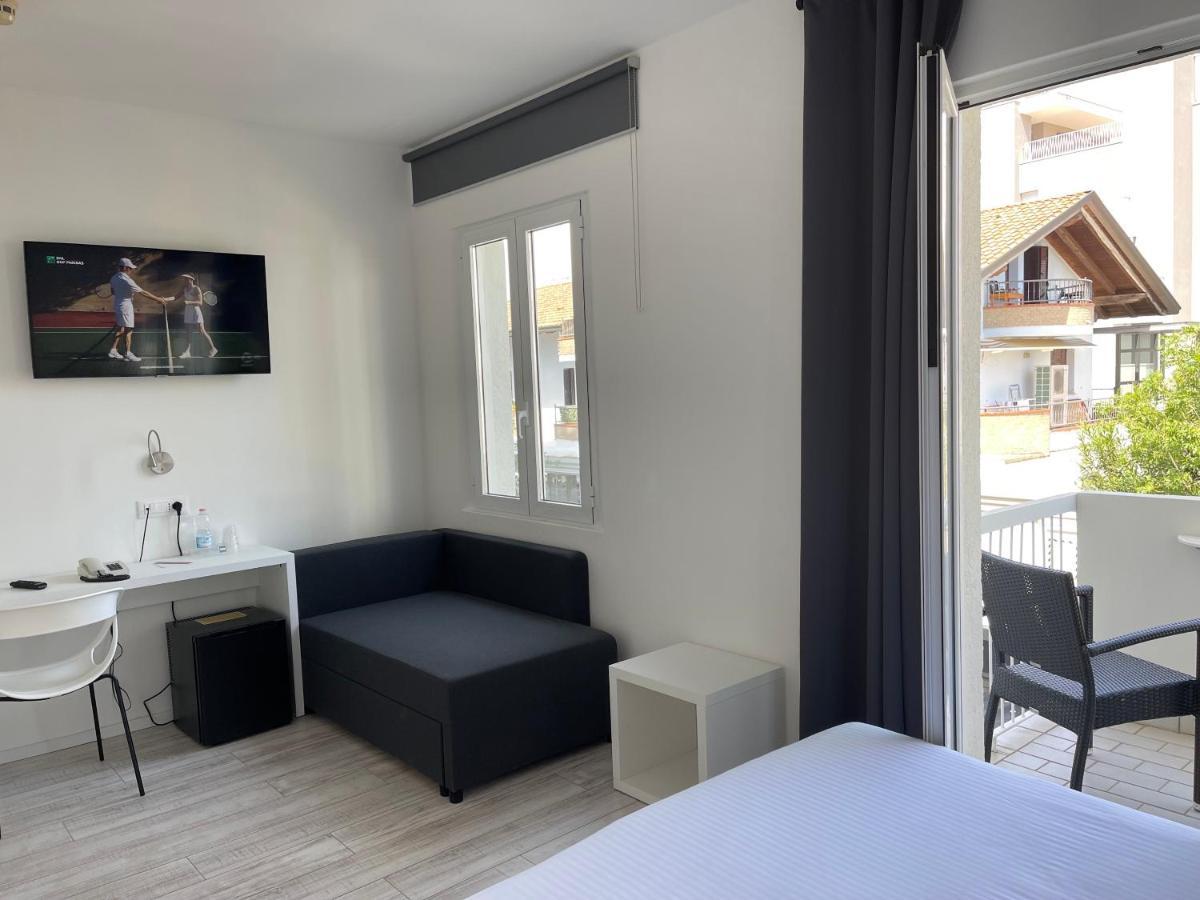 Hotel Athena Lignano Sabbiadoro Exterior photo